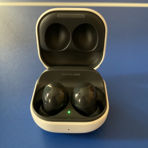 Samsung AKG ear pods/ black with charging cable/ never been used - Picture 3 of 5